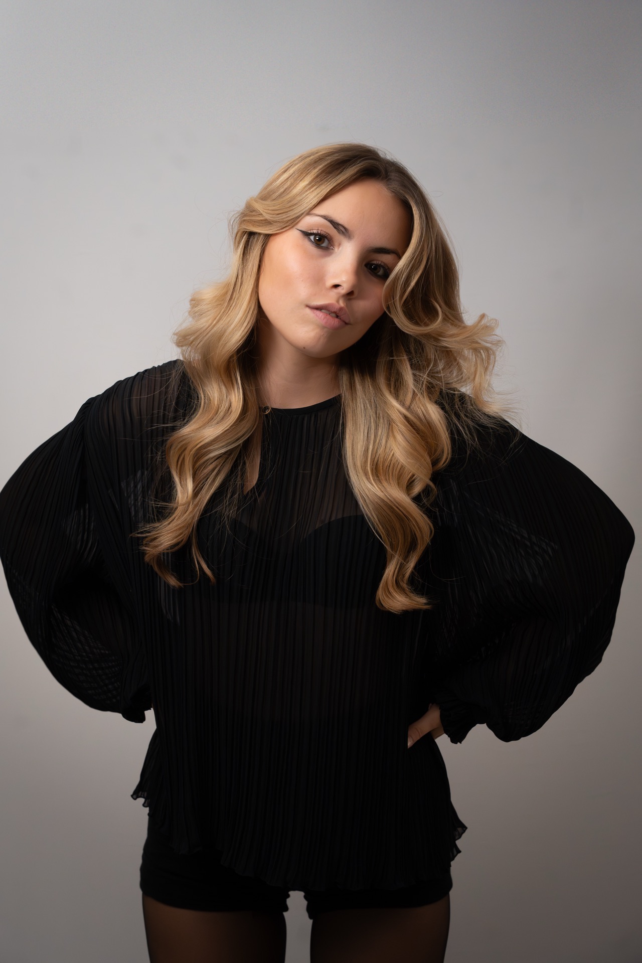 Ombeline — Studio portrait pleine largeur
